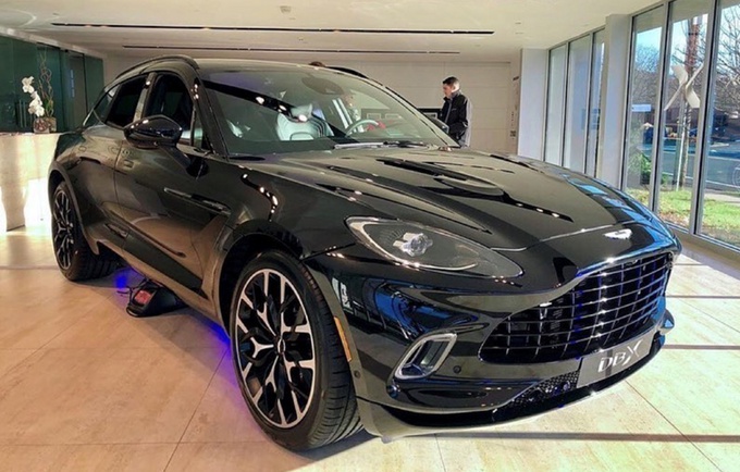 钱包捂不住了?阿斯顿·马丁SUV进店实拍,搭奔驰4.0T,年内交付