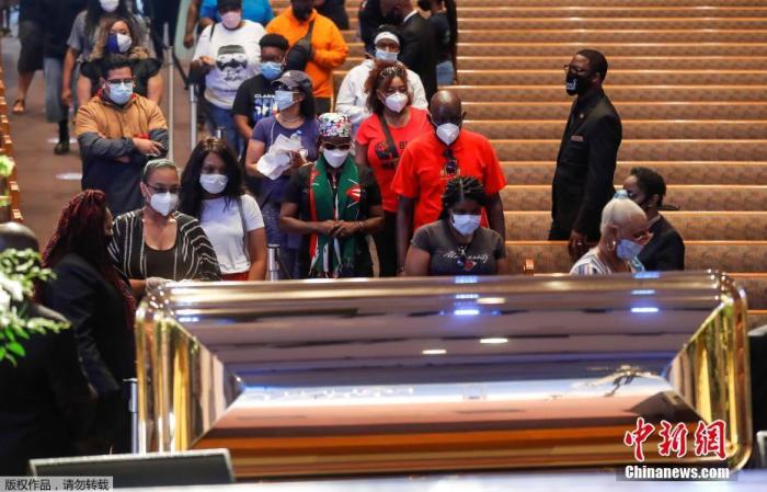 弗洛伊德葬礼上的这首歌 唱哭美国人