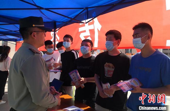 图为大学生咨询参军入伍优惠政策。 刘玉桃 摄