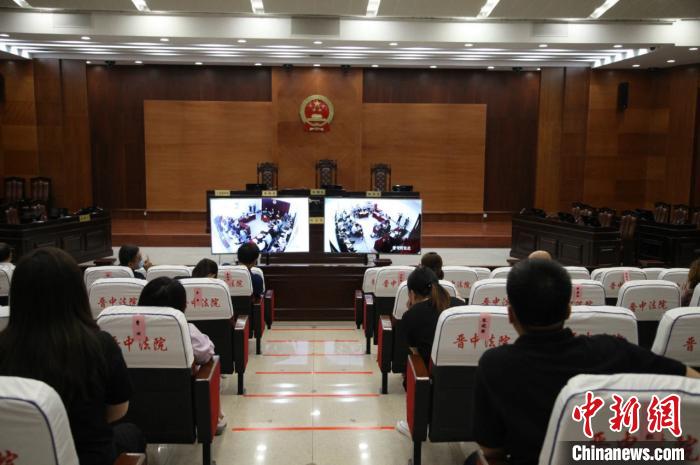 晋中中院与公安机关通力协作,在山西首次通过公安机关远程视频会议系统连接羁押各被告人所在的看守所,进行宣判。山西省高院供图