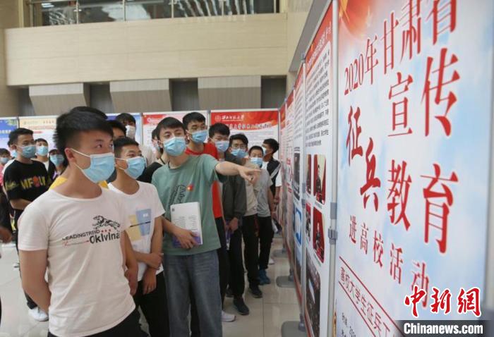 图为大学生参观征兵宣传教育展板。 刘玉桃 摄