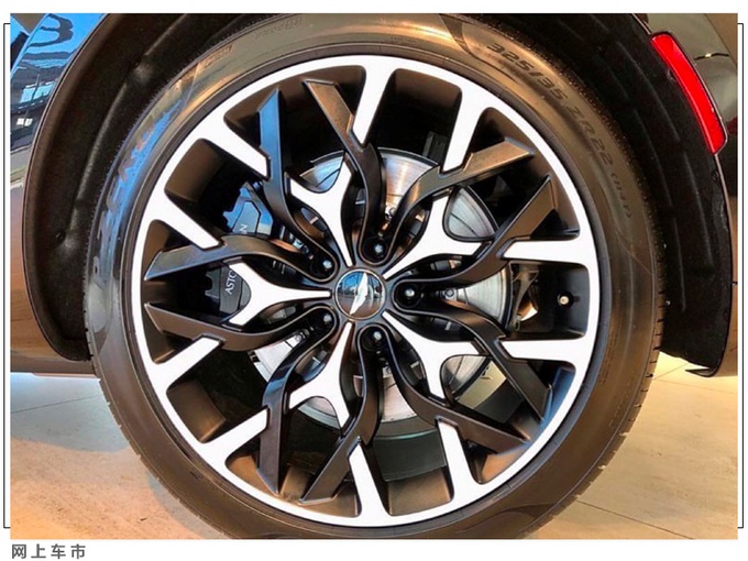 钱包捂不住了?阿斯顿·马丁SUV进店实拍,搭奔驰4.0T,年内交付