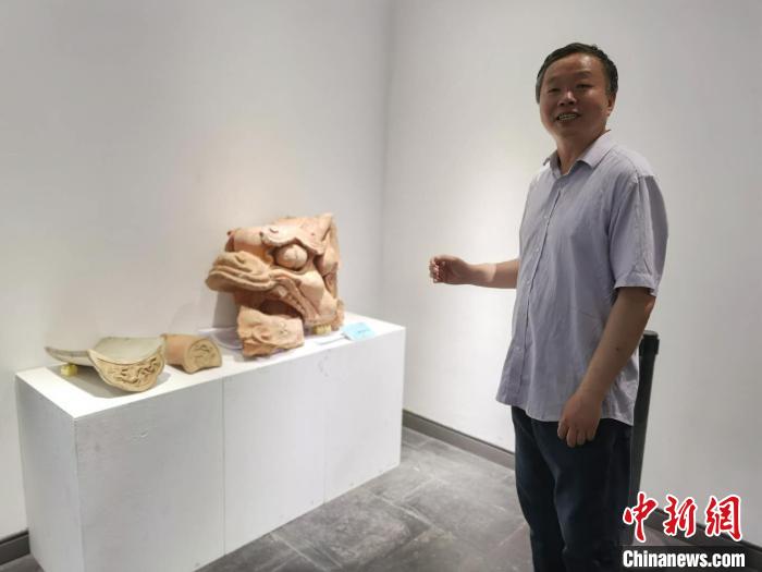 山西省工艺美术协会陶瓷文化艺术专业委员会主任王鼎介绍元末琉璃。 胡健 摄