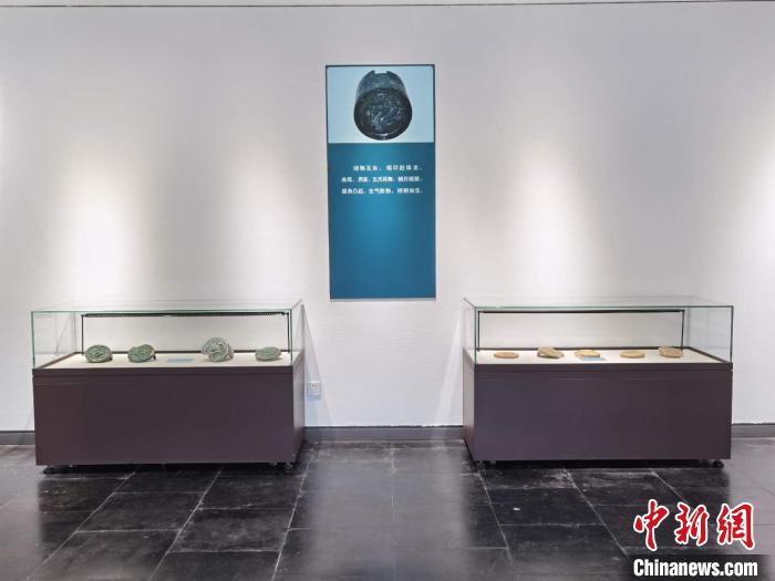 此次展览共展出元末至明代的龙纹琉璃瓦、龙造型器物等95件,距今已有600多年 胡健 摄