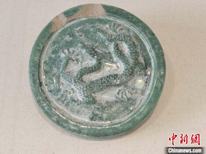 此次展出的琉璃瓦不乏出现“五爪龙”形象。 胡健 摄