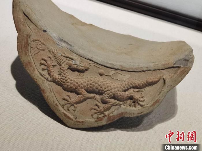 明代时期龙纹琉璃。 胡健 摄