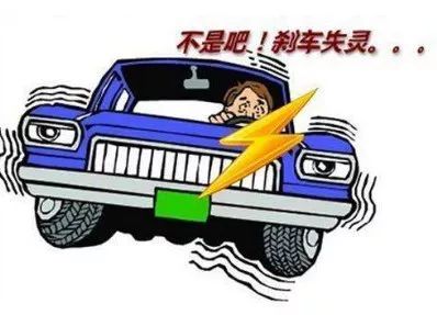 货车行驶中突然失控,连撞多车后侧翻人行道,路边停放轿车被压成铁饼