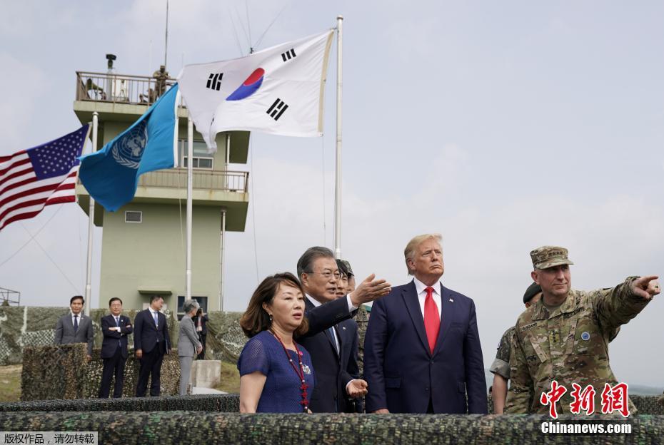 当地时间2019年6月30日下午,美国总统特朗普乘坐直升机抵达朝韩非军事区。韩国总统文在寅也同步抵达。