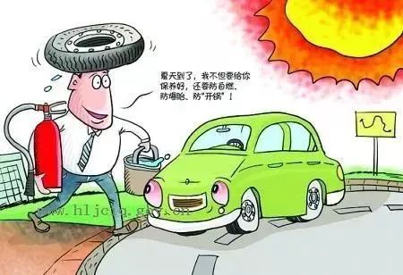 货车行驶中突然失控,连撞多车后侧翻人行道,路边停放轿车被压成铁饼