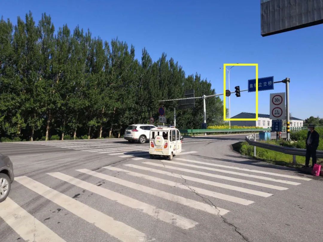 爆料| 环城路与英雄大路丁字路口:红绿灯故障 通行存隐患