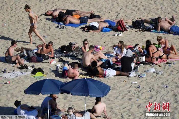 当地时间6月2日,英国伯恩茅斯,大量游客在海滩上享受好天气。