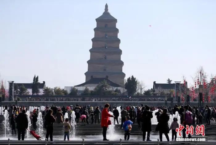 资料图:西安大雁塔北广场迎来了大量游客。中新社记者 张远 摄