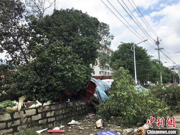 图为事故现场,挂车撞入河道中。 叶茂 摄