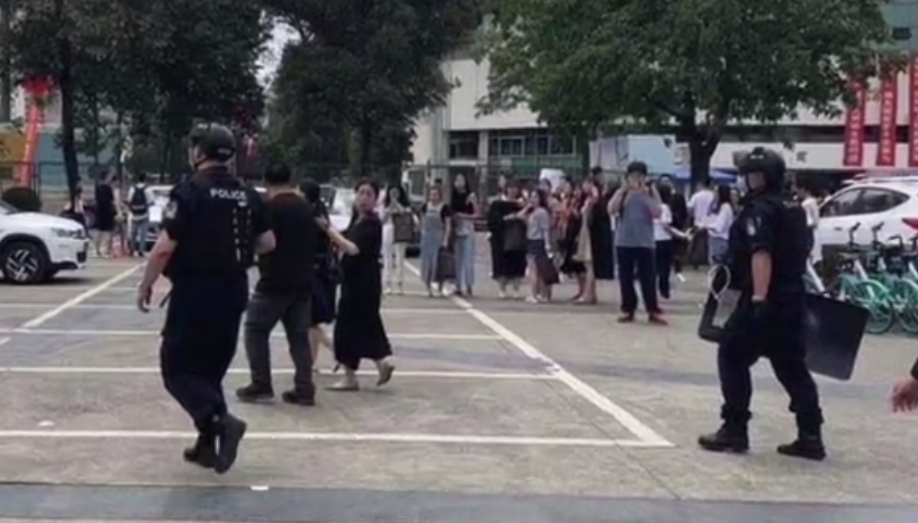 6月10日,成都理工大学23岁大四女生孙某某毕业当天持水果刀将两个女室友划伤被控制。视频截图