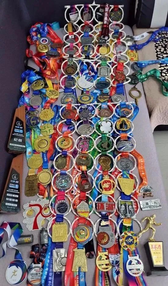 △贺明跑马拉松获得的奖牌