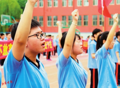 6月8日,在太原金桥双语学校,高三学子进行了高考冲刺宣誓。