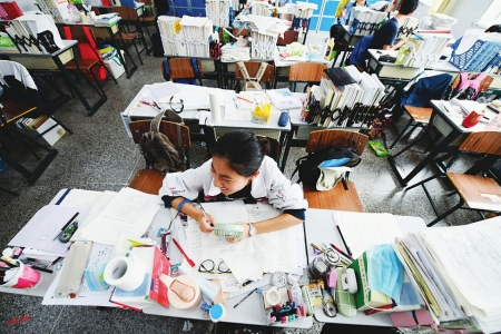 教室内,学生们抬头就能看到的电子高考倒计时标志,显示离高考的时间越来越近。