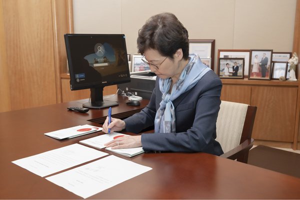 林郑月娥签署《国歌条例》 图源:香港政府新闻网