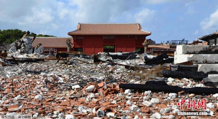 当地时间2020年2月4日,日本冲绳首里城被烧毁的残骸区域首次对媒体公开,残骸内遍布被烧焦的柱子与变形的钢筋。