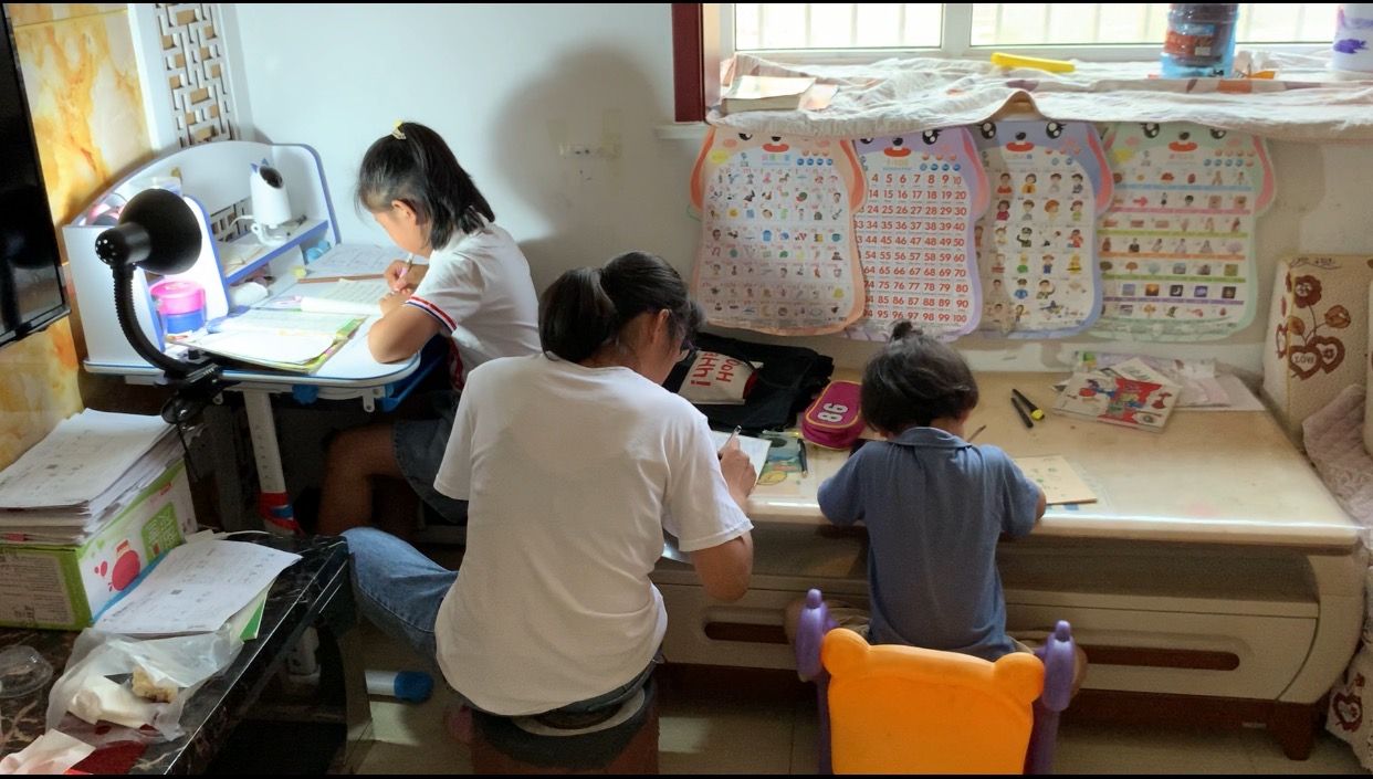 6月11日，陈春秀在家辅导孩子做作业。新京报记者王瑞文摄
