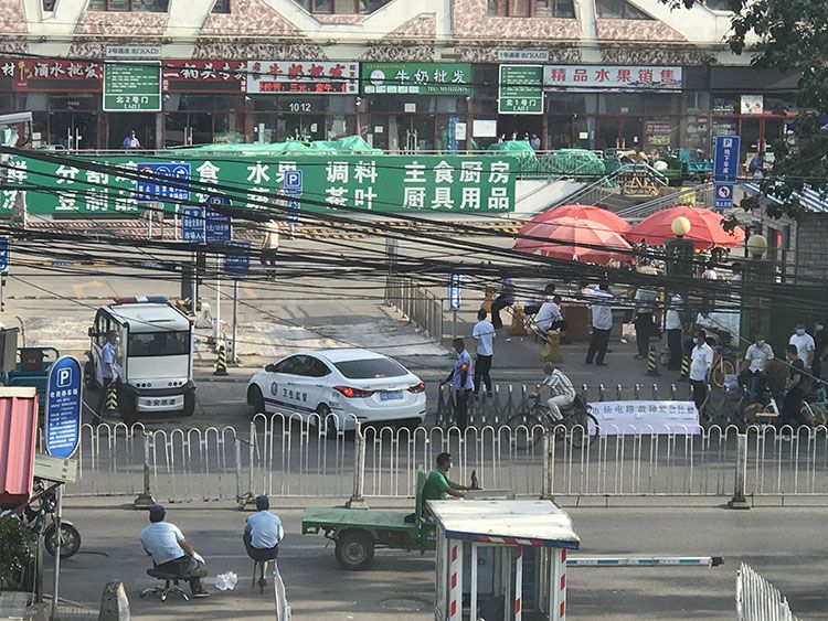 17时30分许,卫生监视部分的车辆进入市场。