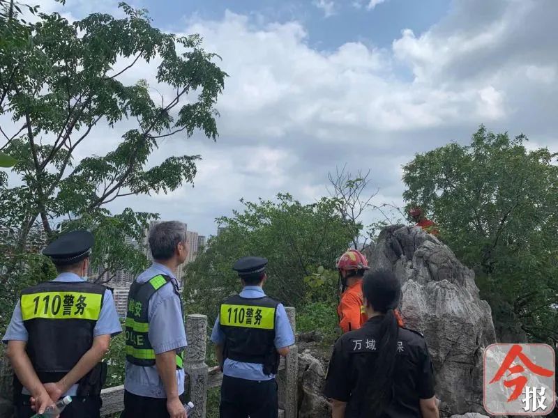 16岁少年欲跳崖被劝下 在现场要求加网红微信并