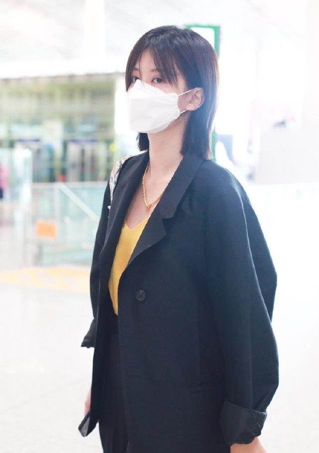 乔欣换一种穿搭风格真好看,黑色西服搭配阔腿裤,干练又时髦