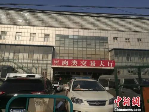 图为新发地肉类买卖大厅。谢艺观 摄
