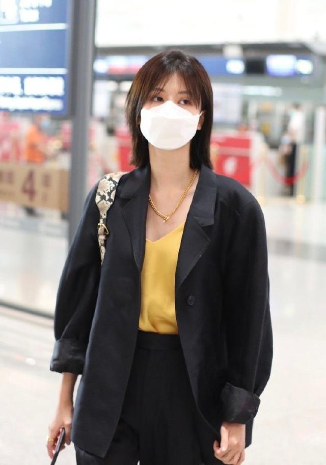 乔欣换一种穿搭风格真好看,黑色西服搭配阔腿裤,干练又时髦