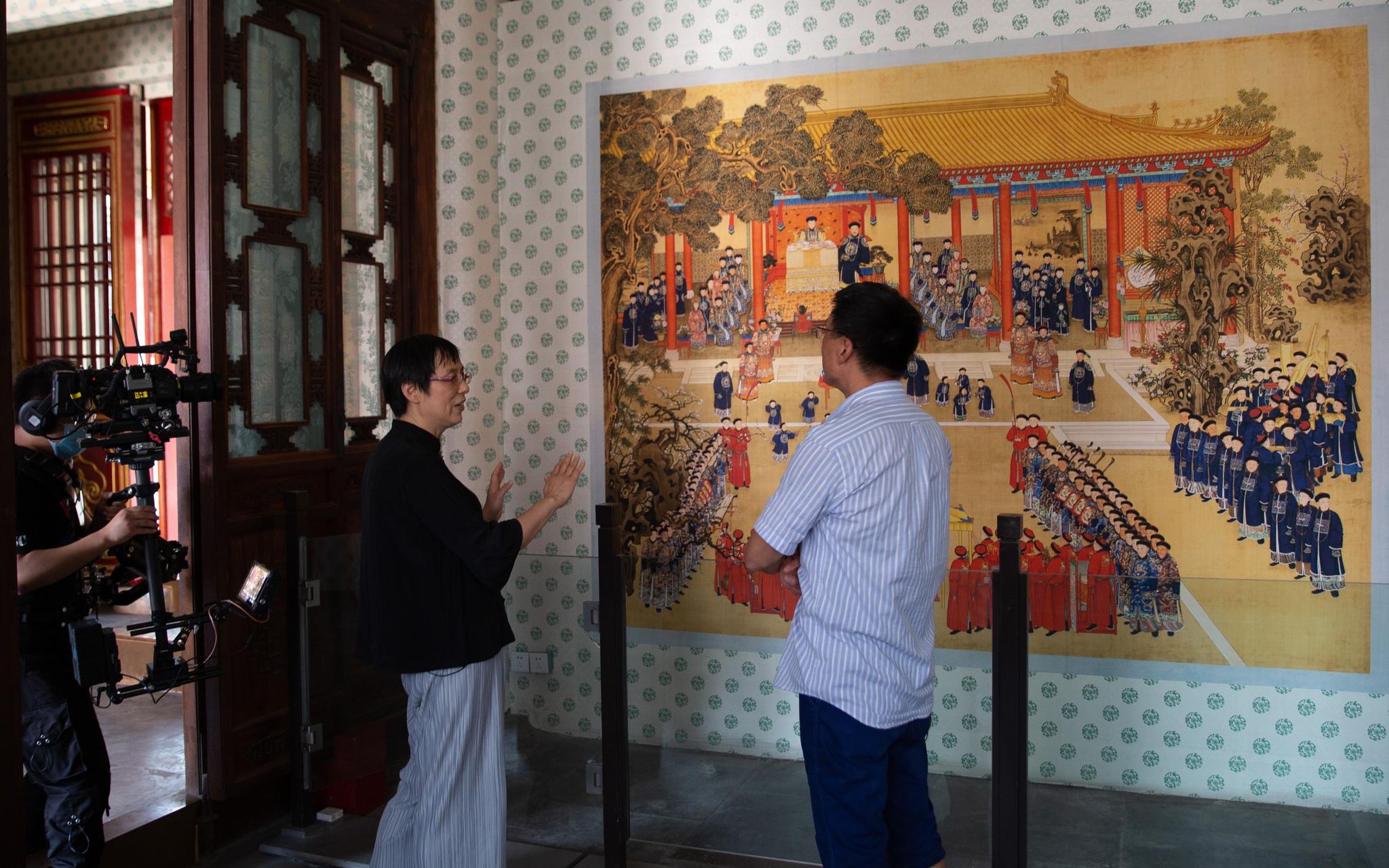 故宫专家林姝、杨泽华在遗产日直播中向观众先容寿康宫。故宫博物院供图