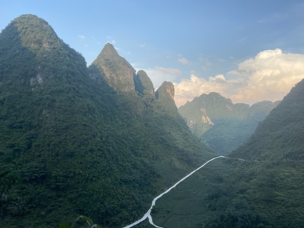 都安县保安乡附近的群山。澎湃新闻记者 赵思维 图
