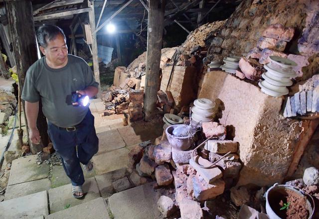 六旬工匠制陶50年,在龙窑中烧建盏,窑温高达1300摄氏度