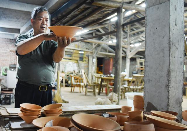 六旬工匠制陶50年,在龙窑中烧建盏,窑温高达1300摄氏度