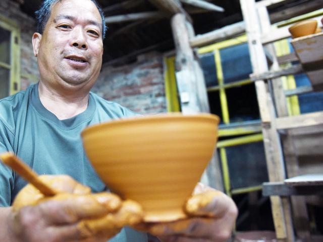 六旬工匠制陶50年,在龙窑中烧建盏,窑温高达1300摄氏度