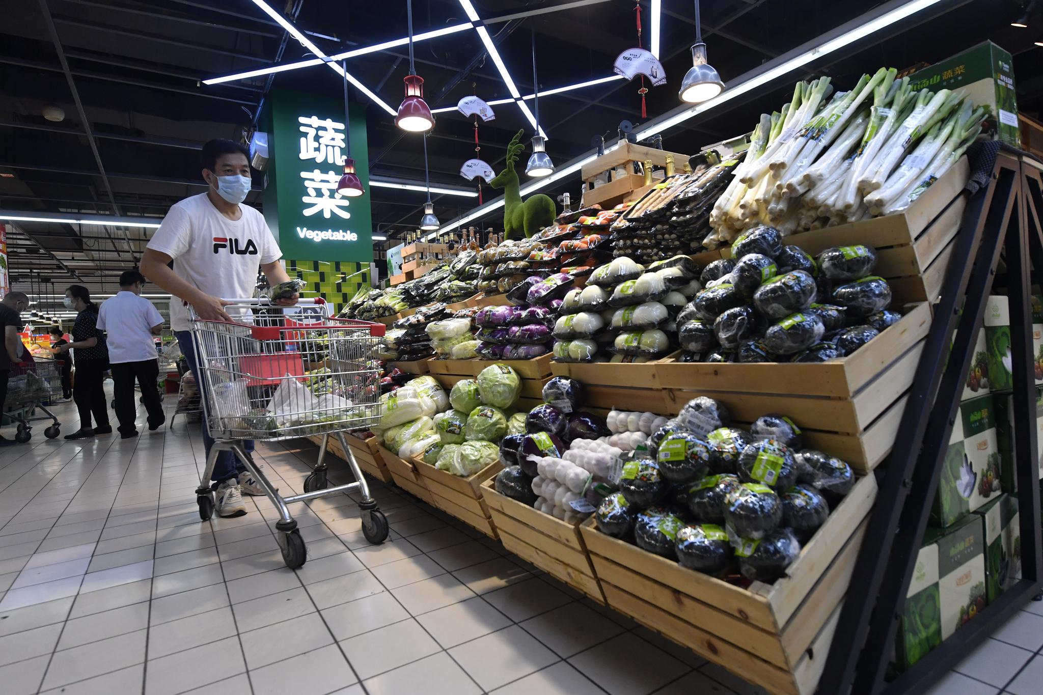 超市内蔬菜供应充足,顾客按需购买。摄影/新京报记者 吴宁