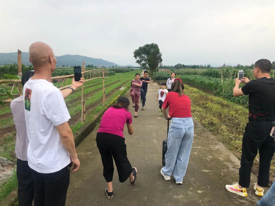 范得多夫妻带着二女儿和小儿子跳舞，大女儿和其他亲友帮他们拍。新京报记者杜雯雯 摄