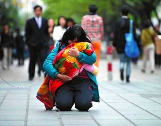 ▲9年前,石金泉策划的“眼癌宝宝的母亲跪行广州街头求助”