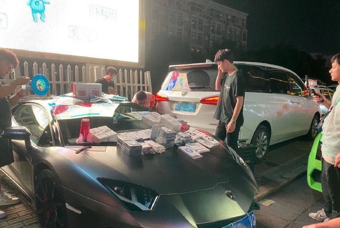 ▲资料图,图为杭州一小伙开兰博基尼摆摊。图片来自微博