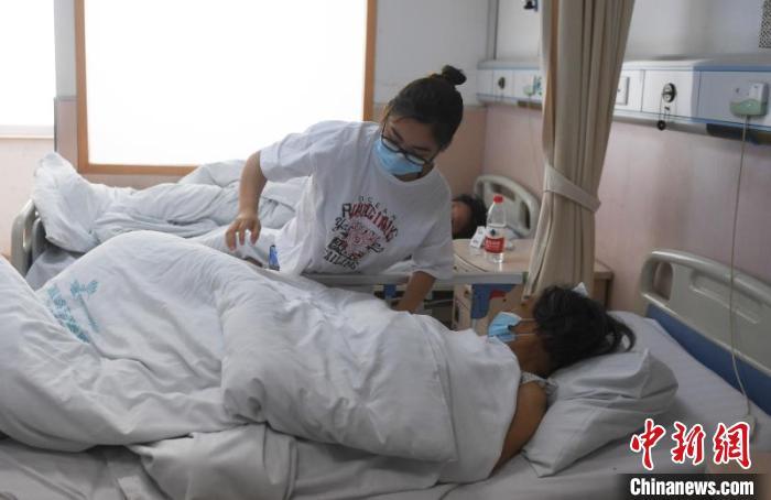 温岭东方医院内的事故伤者担当治疗。*** 摄