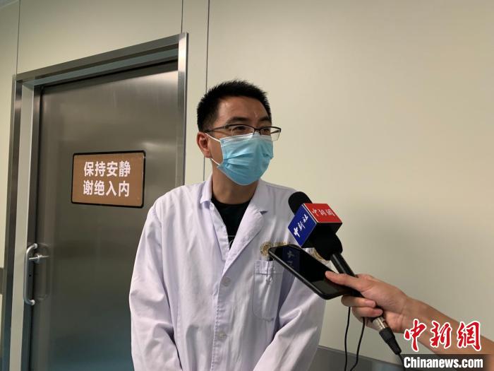 温岭市***人民医院副院长蔡水师担当记者采访。胡徐峰 摄