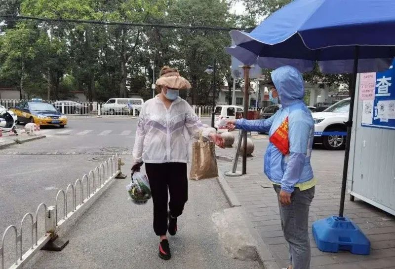▲“您好,請您出示小區出入證,配合測溫、掃碼,登記信息……”6月14日下午,豐臺區南苑街道某社區門口熟悉的一幕再次出現。(北京日報客戶端)