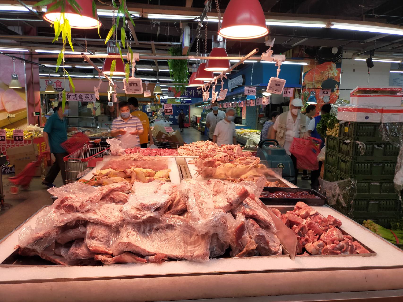 物美增加了肉类产品供应,肉类产品检验检疫合格,市民可放心购买。摄影/新京报记者 吴宁