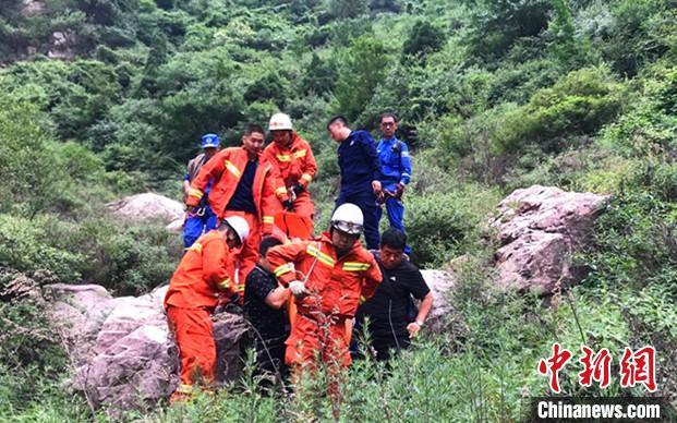图为消防救援人员抬着担架转移受伤驴友。灵石蓝天救援队供图