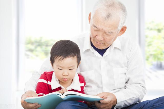 “孙子在学前班掀桌子!”爷爷一个行为毁了两个孩子,真的太现实