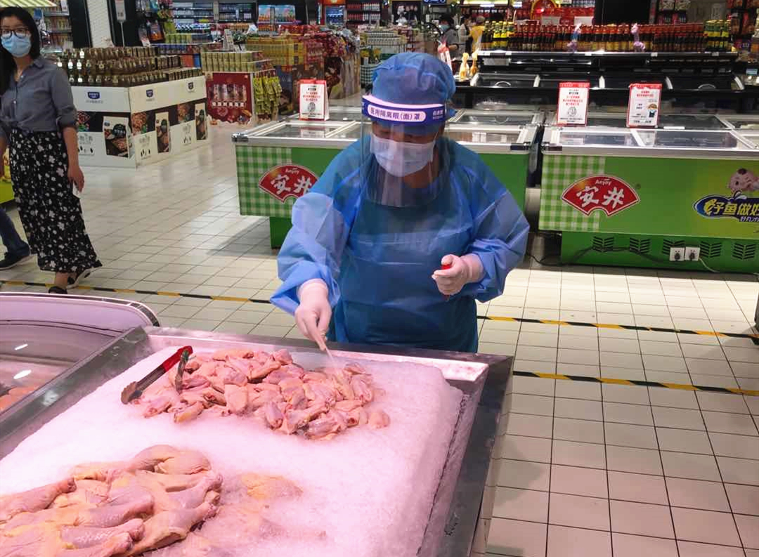 平谷区疾控中央对肉类产物举行环境采样,现在核酸检测均为阴性。受访者供图