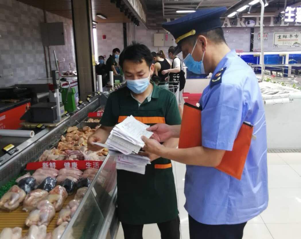 昌平区市场羁系局通过检察进货台账和留存单子,倒查重点食物原质料泉源。受访者供图