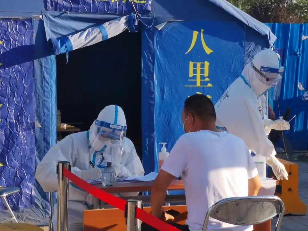 6月13日下昼6点,北京海淀区四序青检测点,甘家口街道社区对5月30日从前到过新发地市场的职员举行核酸检测(图源:中国消息周刊)