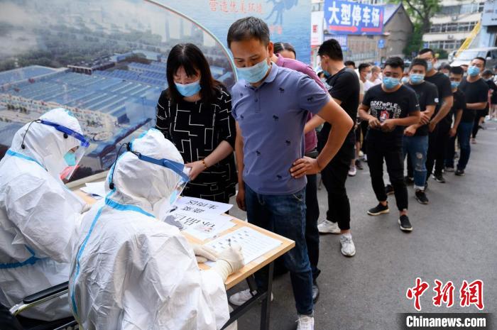 受检者出示身份证、医护职员现场挂号信息。韦亮 摄