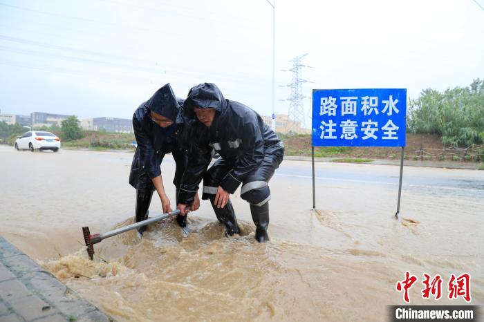 合肥庐阳经开区城管队员正在淮北路和天河路段进行紧急排水处理。 赵明 摄