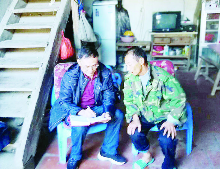 厦门海关派驻平和顶寨村第一书记张锦长: 心中有群众 扶贫有“招数”